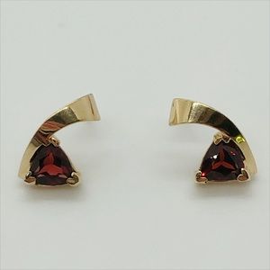 14k yellow gold trillion cut garnet and gold swirl/swoop stud earrings 2.93 gram